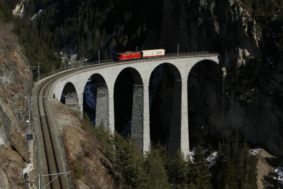 Ge 6/6 II 701 Raetia mit einem Wagon von Kuoni auf dem Landwasserviadukt , 09.03.2015.