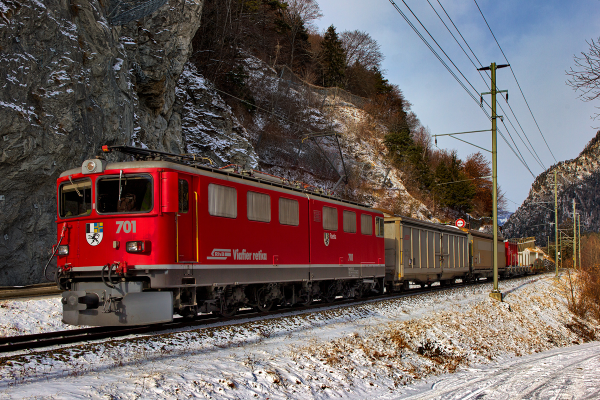 Ge 6/6 II 701  Raetia  fährt mit einem Güterzug in Rothenbrunnen vorüber.Bild vom 19.1.2016