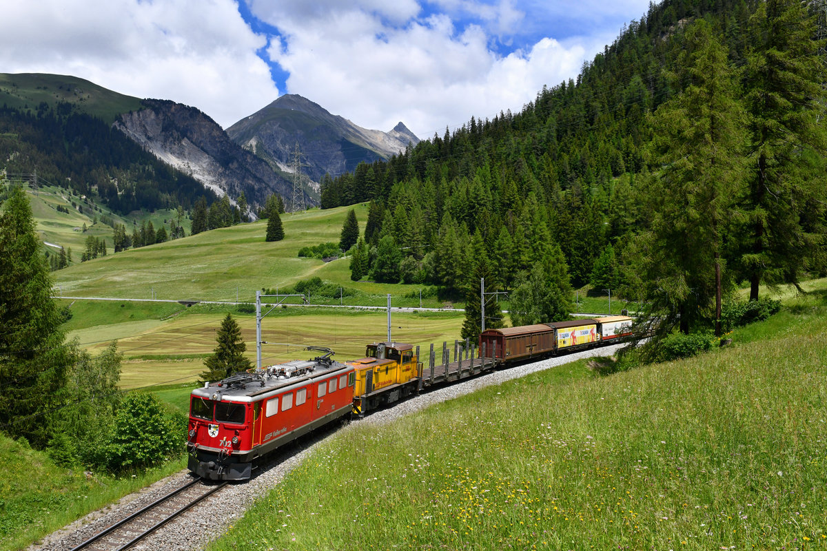 Ge 6/6 II 702 + Gmf 4/4 242 mit einem Güterzug am 15.06.2018 bei Bergün. 