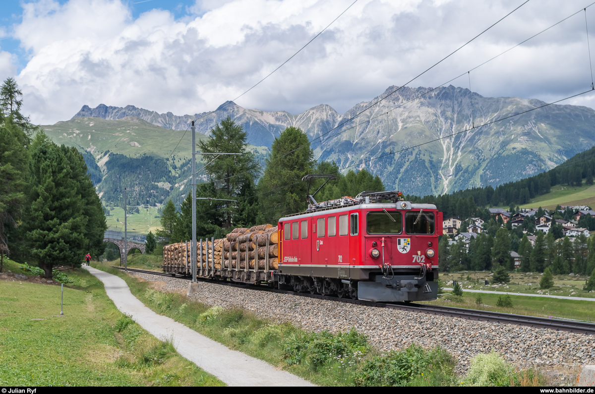 Ge 6/6 II 702  Curia  mit einem Holzzug am 14. Juli 2017 kurz vor Pontresina.