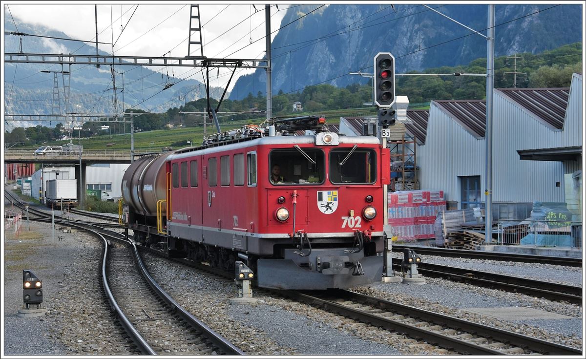 Ge 6/6 II 702  Curia  in Untervaz-Trimmis. (05.10.2016)