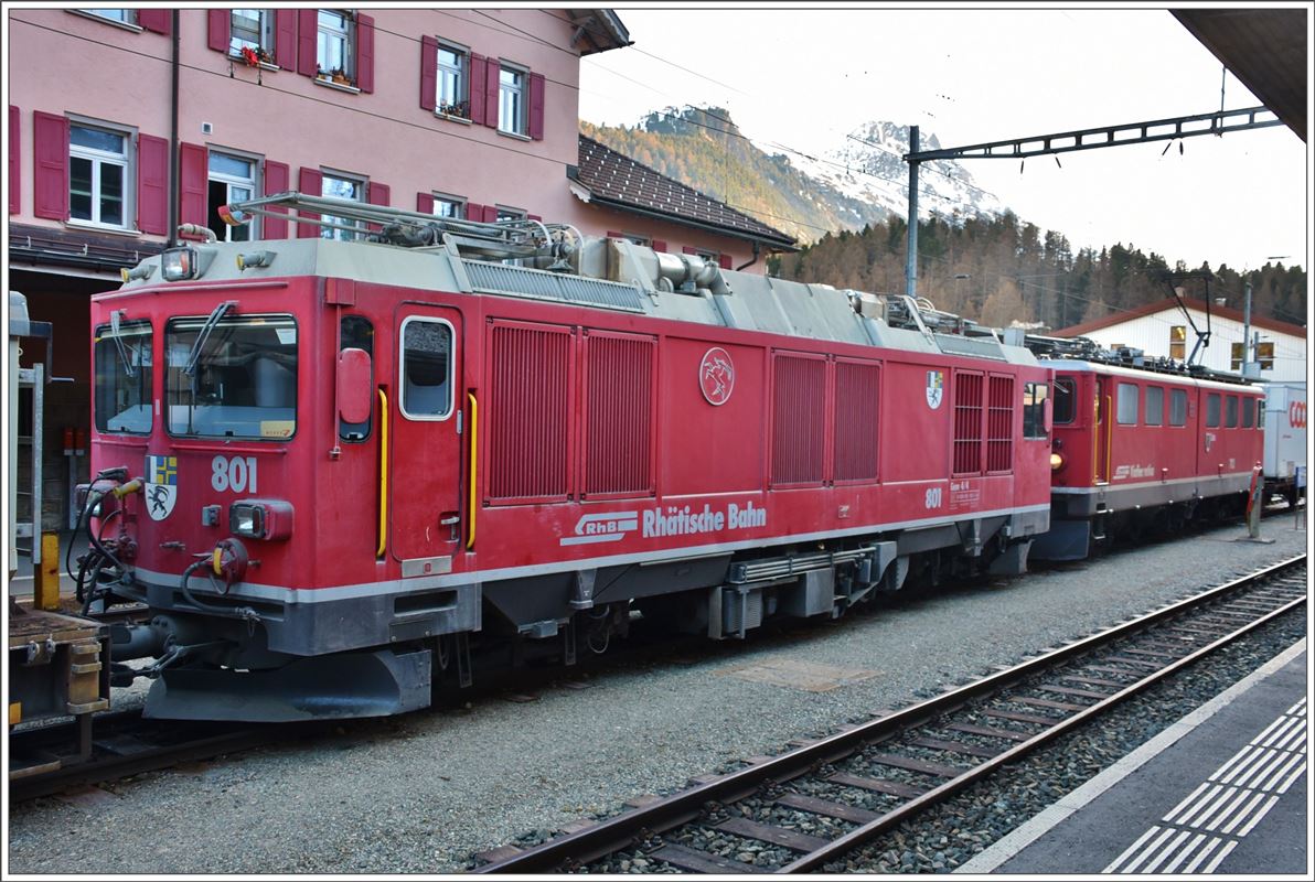 Ge 6/6 II 702  Curia  bringt Gem 4/4 801 ziemlich schmutzig aus Davos zurück nach Pontresina. Sie war dort im Baustellenverkehr tätig. (08.12.2016)