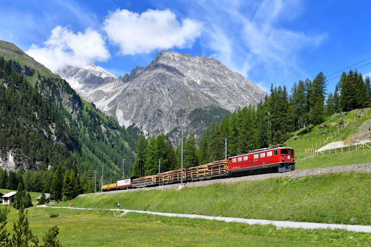 Ge 6/6 II 702 mit einem Güterzug am 15.06.2018 bei Preda. 