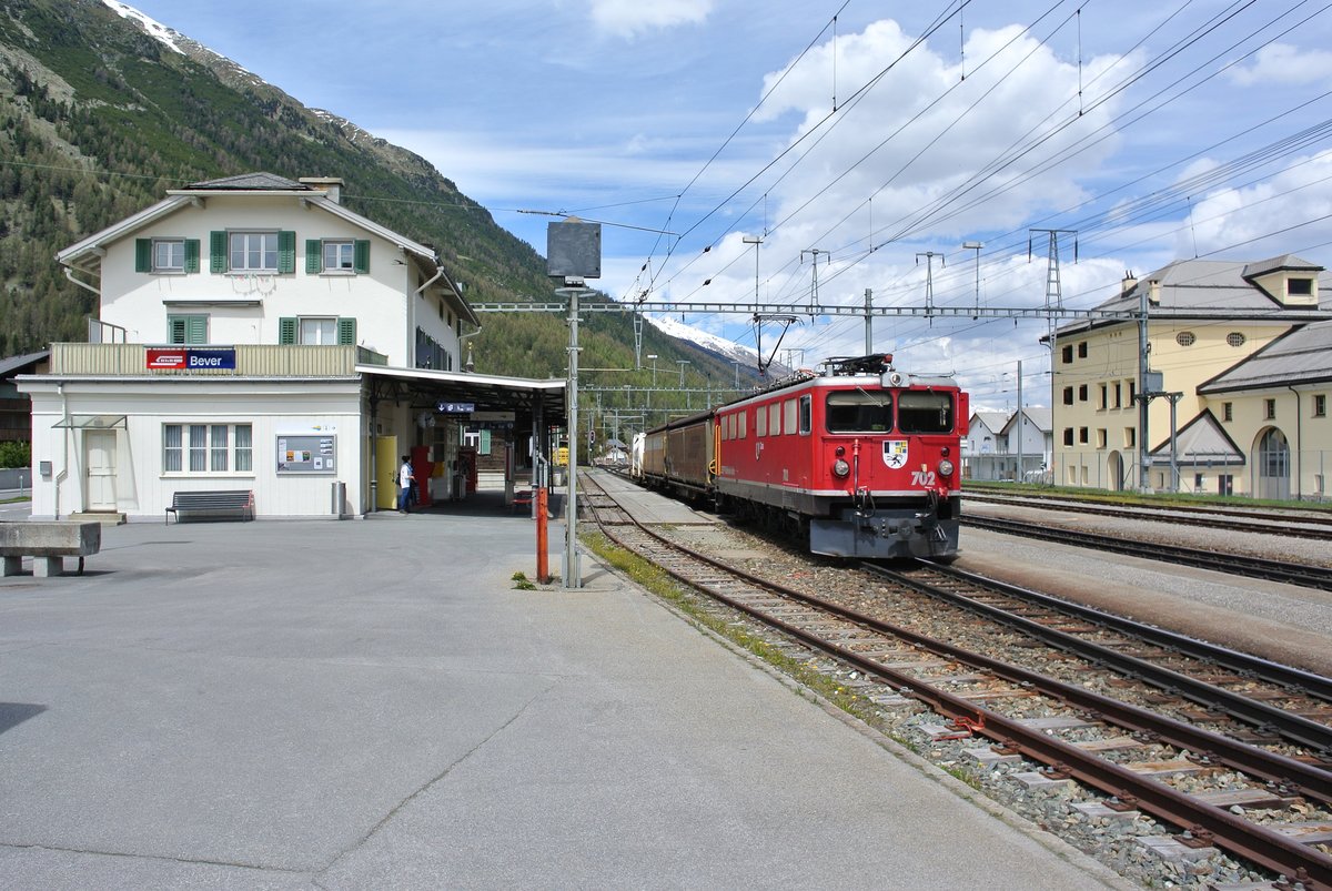 Ge 6/6 II 702 mit Gterzug bei Durchfahrt in Bever, 26.05.2016.