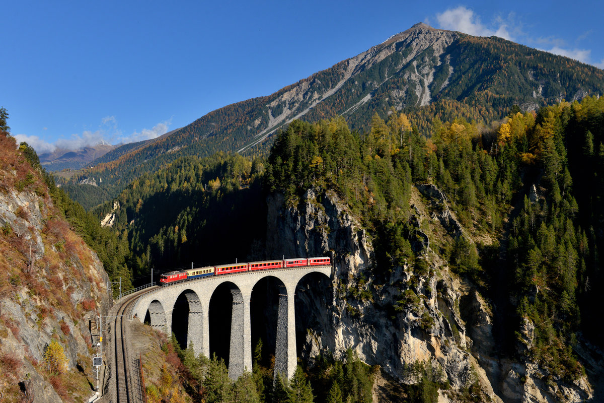 Ge 6/6 II 702 mit einem RE am 27.10.2016 am Landwasserviadukt bei Filisur. 