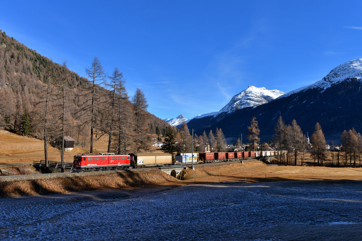 Ge 6/6 II 702 mit einem Güterzug am 26.12.2016 bei Bever. 