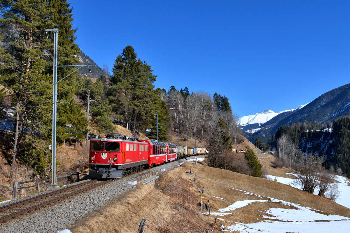Ge 6/6 II 702 mit einem Güterzug am 14.02.2017 bei Alvaneu. 
