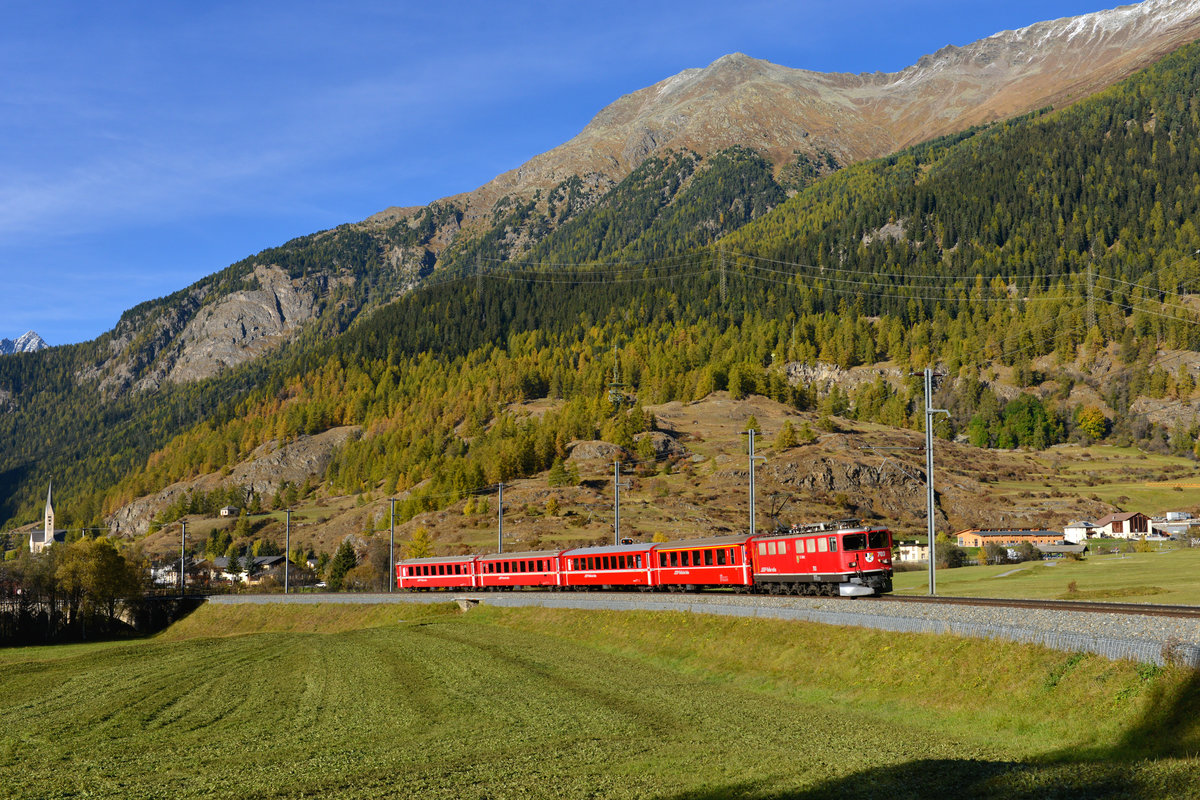 Ge 6/6 II 703 mit einem Engadin Star am 16.10.2016 bei Zernez. 