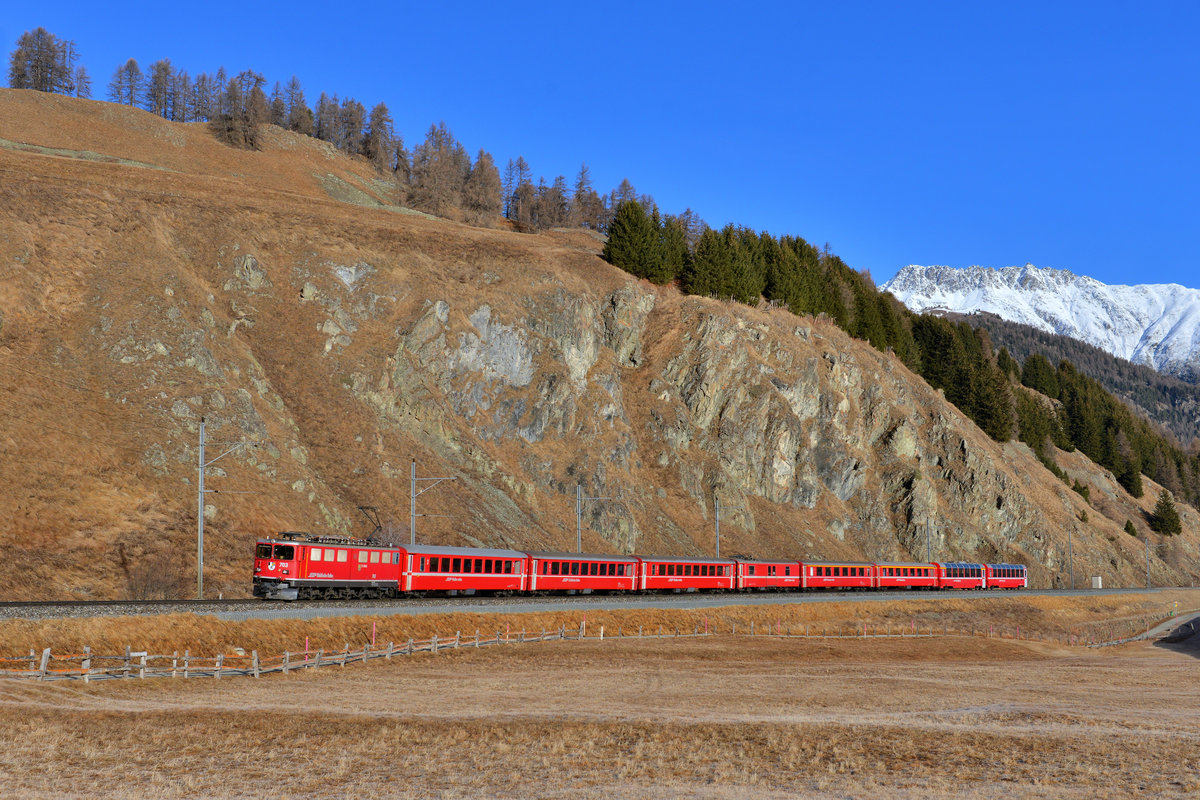 Ge 6/6 II 703 mit einem RE nach St. Moritz am 26.12.2016 bei Celerina. 