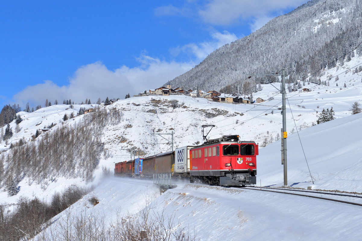 Ge 6/6 II 703 mit einem Güterzug am 06.01.2017 bei Bergün. 