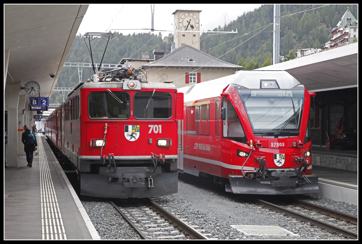 Ge 6/6 II 703 und Steuerwagen 57805 nebeneiander in St.Moritz am 2.10.2019.