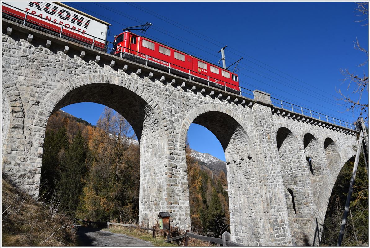 Ge 6/6 II 703  St.Moritz  auf der Innbrücke bei Cinuos-chel-Brail. (31.10.2017)