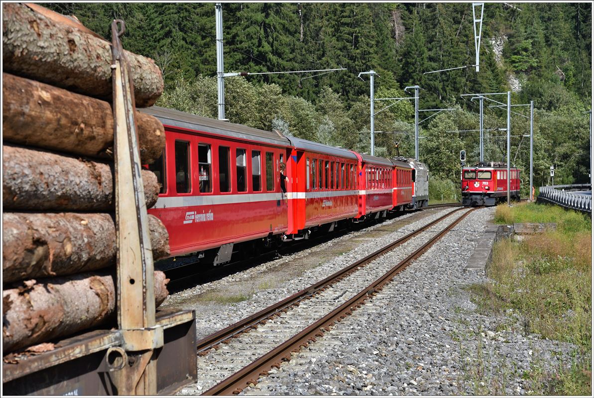 Ge 6/6 II 703  St.Moritz  in Fideris. Warten bis RE1351 mit Ge 4/4 II 624  Celerina/Schlarigna  durchgefahren ist. (02.09.2016)