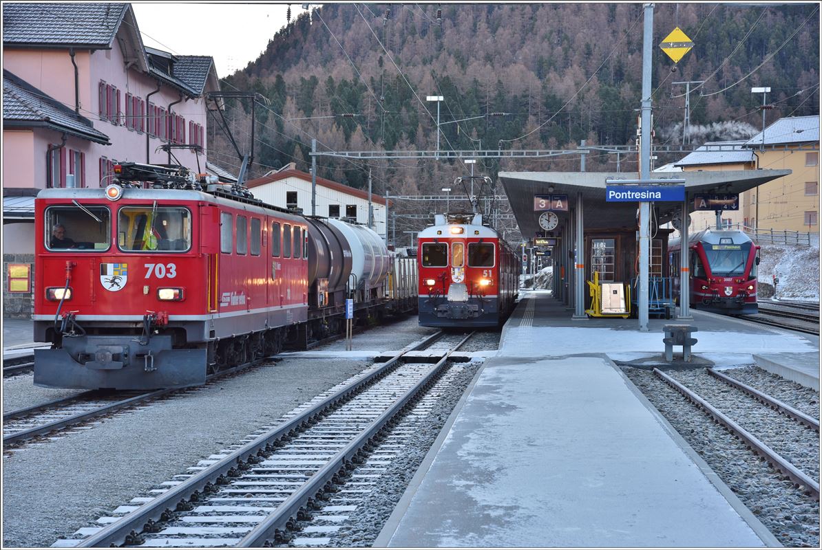 Ge 6/6 II 703  St.Moritz , R1632 mit ABe 4/4 III 52  Poschiavo  und R1621 mit ABe 8/12 3507 in Pontresina. (22.12.2016)