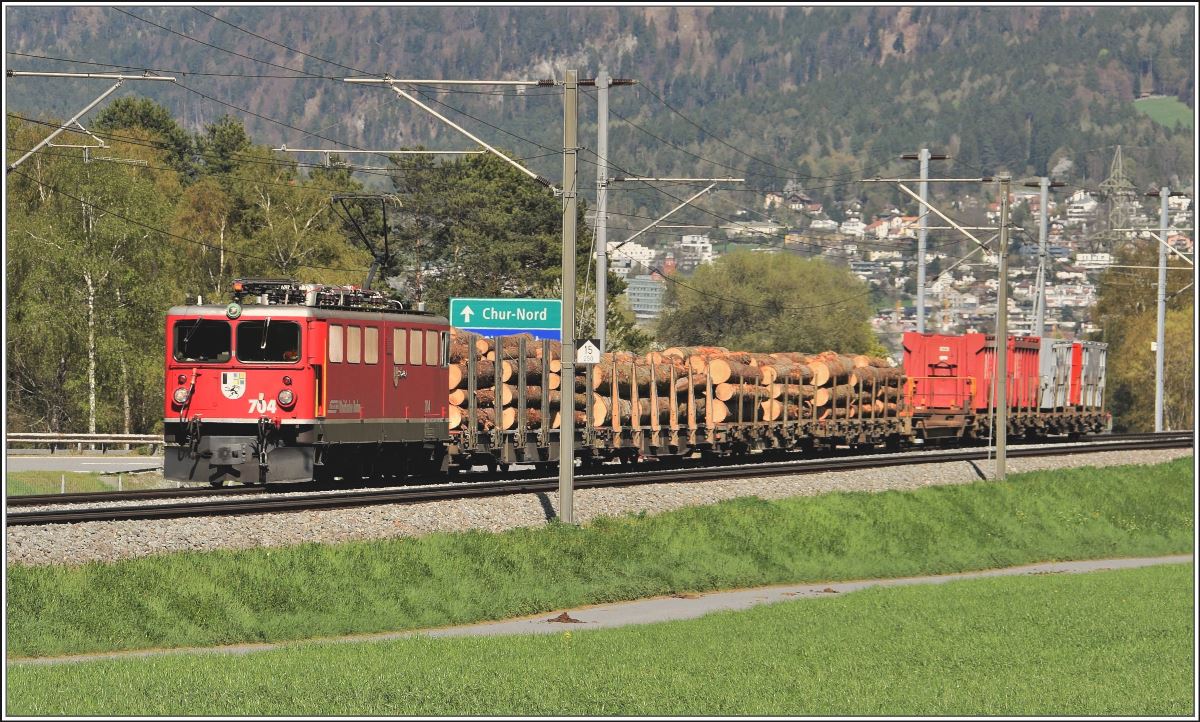 Ge 6/6 II 704  Davos  mit Güterlast zwischen Chur West und Felsberg. (18.04.2018)