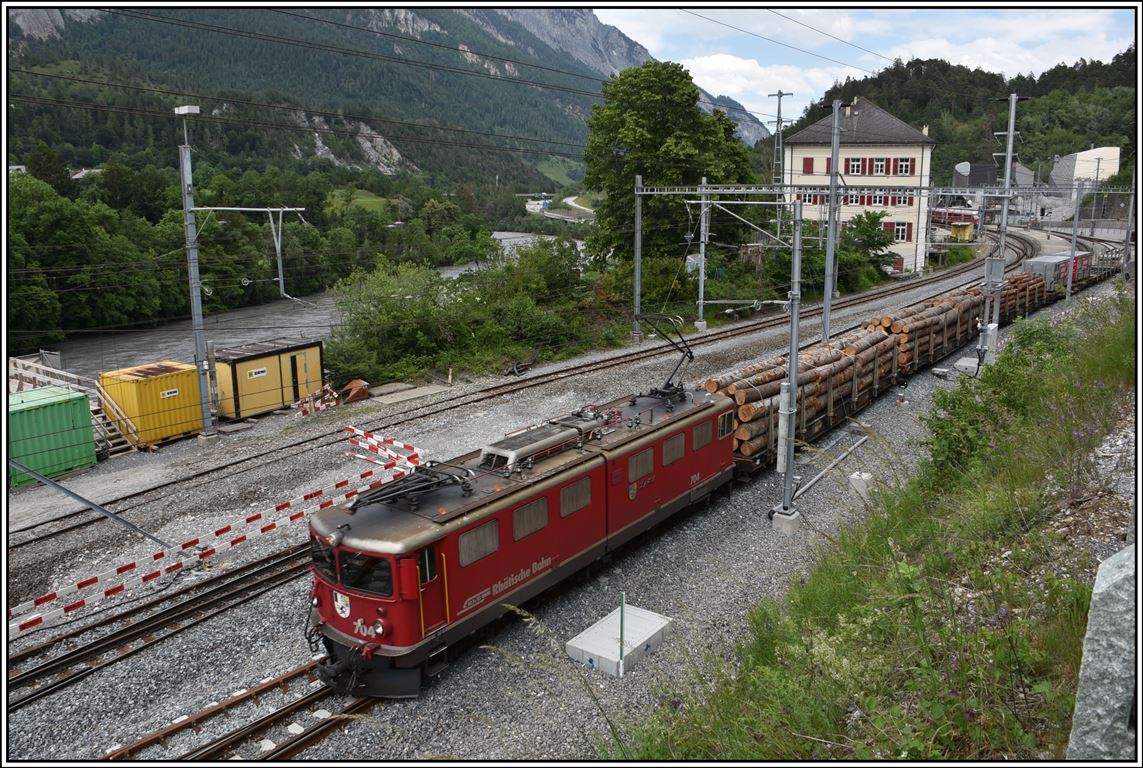 Ge 6/6 II 704  Davos  als 5151 nach Samedan fährt in Reichenau-Tamins ab. (11.06.2019)