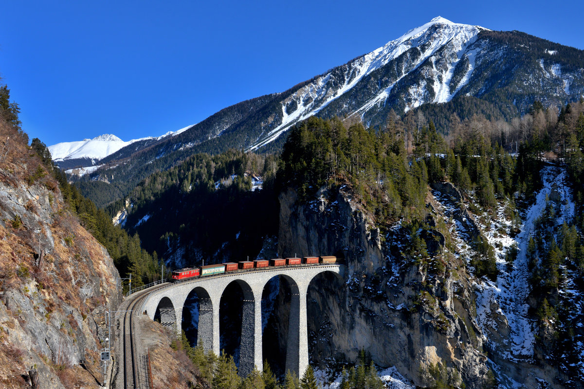 Ge 6/6 II 704 mit einem Güterzug am 14.02.2017 bei Filisur am Landwasserviadukt. 