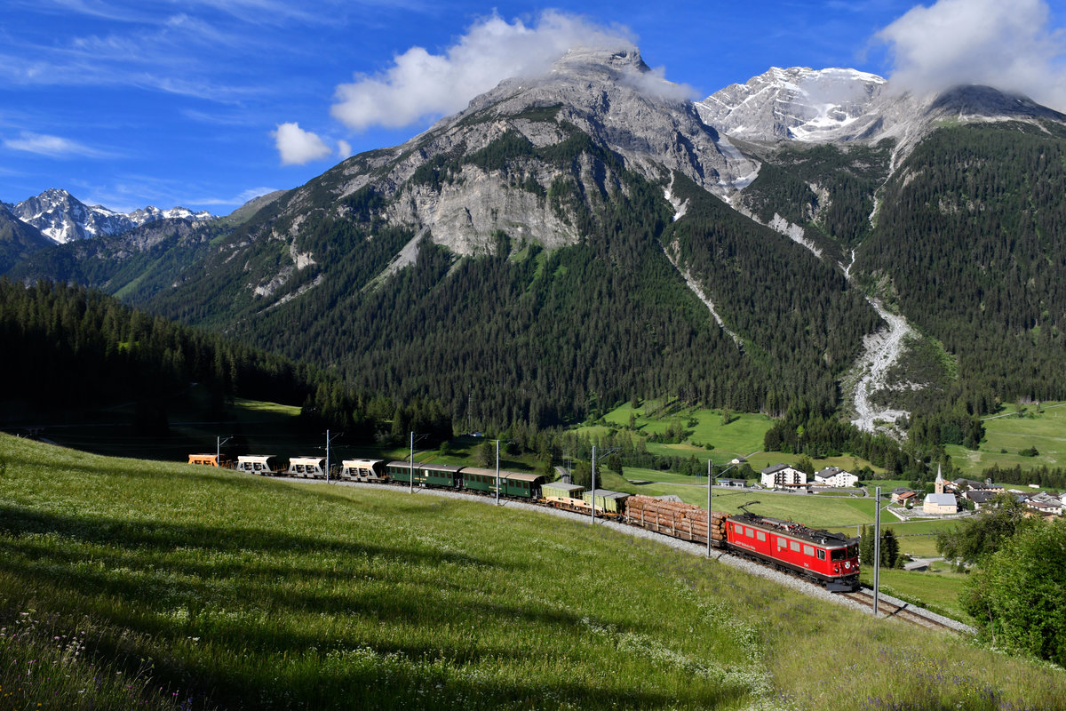 Ge 6/6 II 704 mit einem Güterzug am 15.06.2018 bei Bergün. 