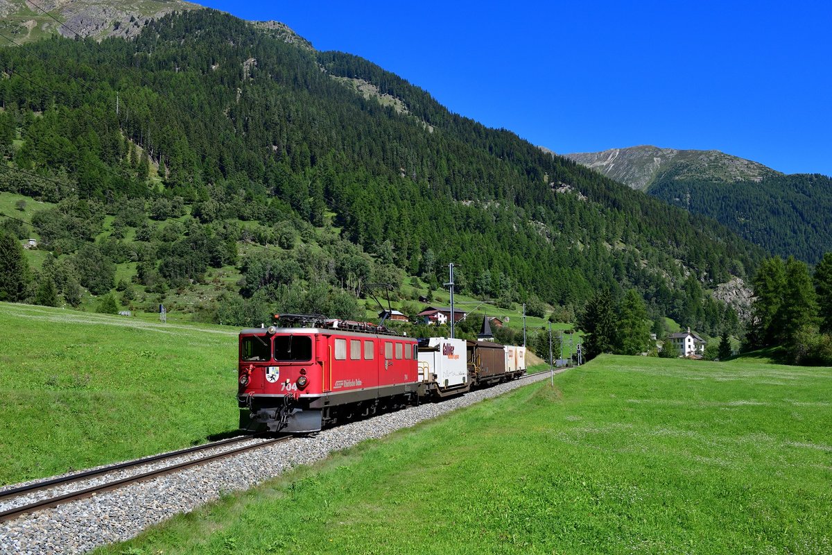 Ge 6/6 II 704 mit einem Güterzug am 04.09.2019 bei Susch.