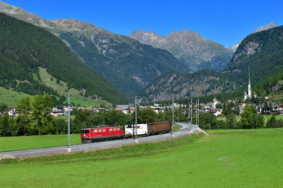 Ge 6/6 II 704 mit einem Güterzug am 04.09.2019 bei Zernez.