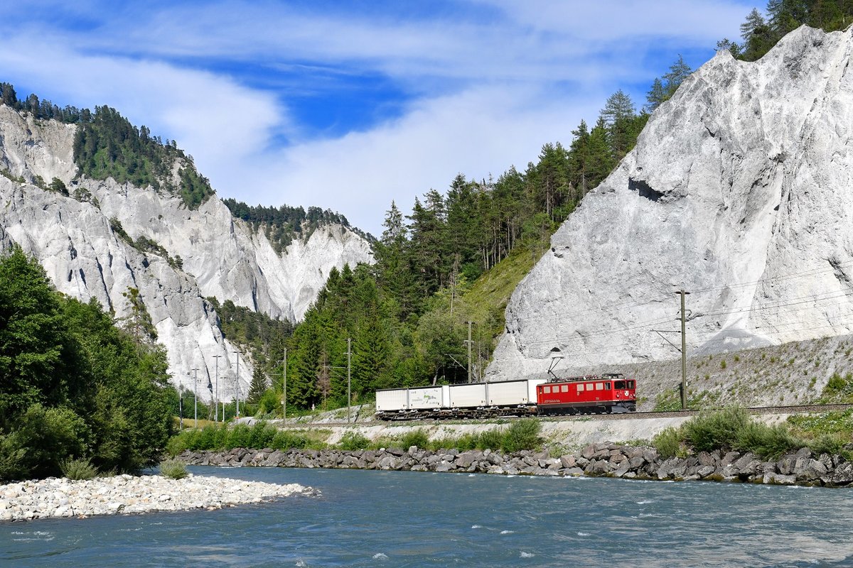 Ge 6/6 II 704 mit einem Güterzug am 15.06.2018 bei Versam.