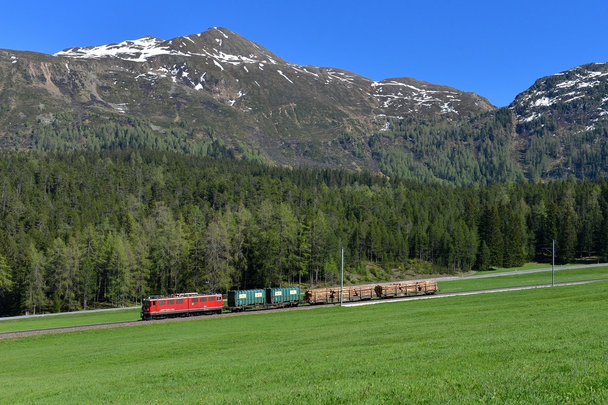 Ge 6/6 II 704 mit einem Güterzug am 26.05.2017 bei Davos Wolfgang.