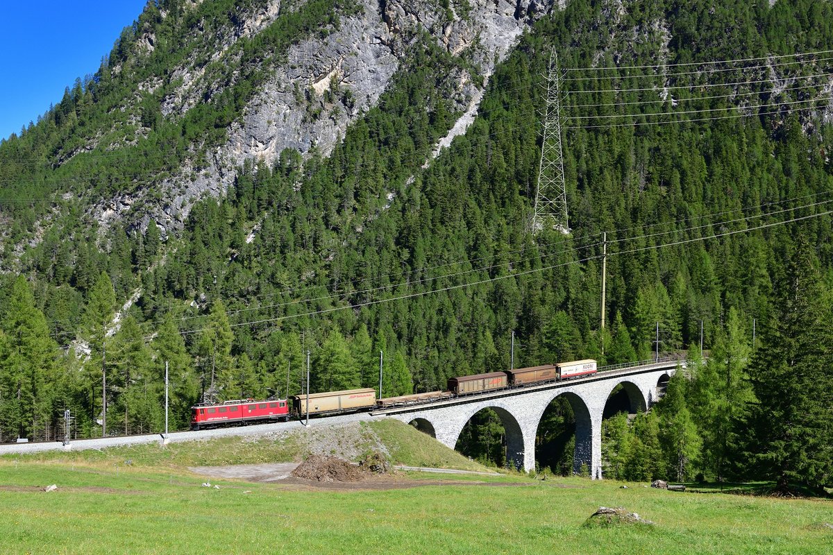 Ge 6/6 II 704 mit einem Güterzug am 08.09.2020 im Albulatal.