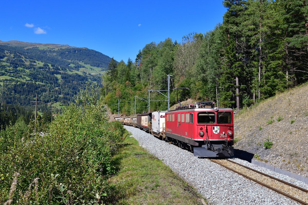 Ge 6/6 II 704 mit einem Güterzug am 08.09.2020 bei Tiefencastel.