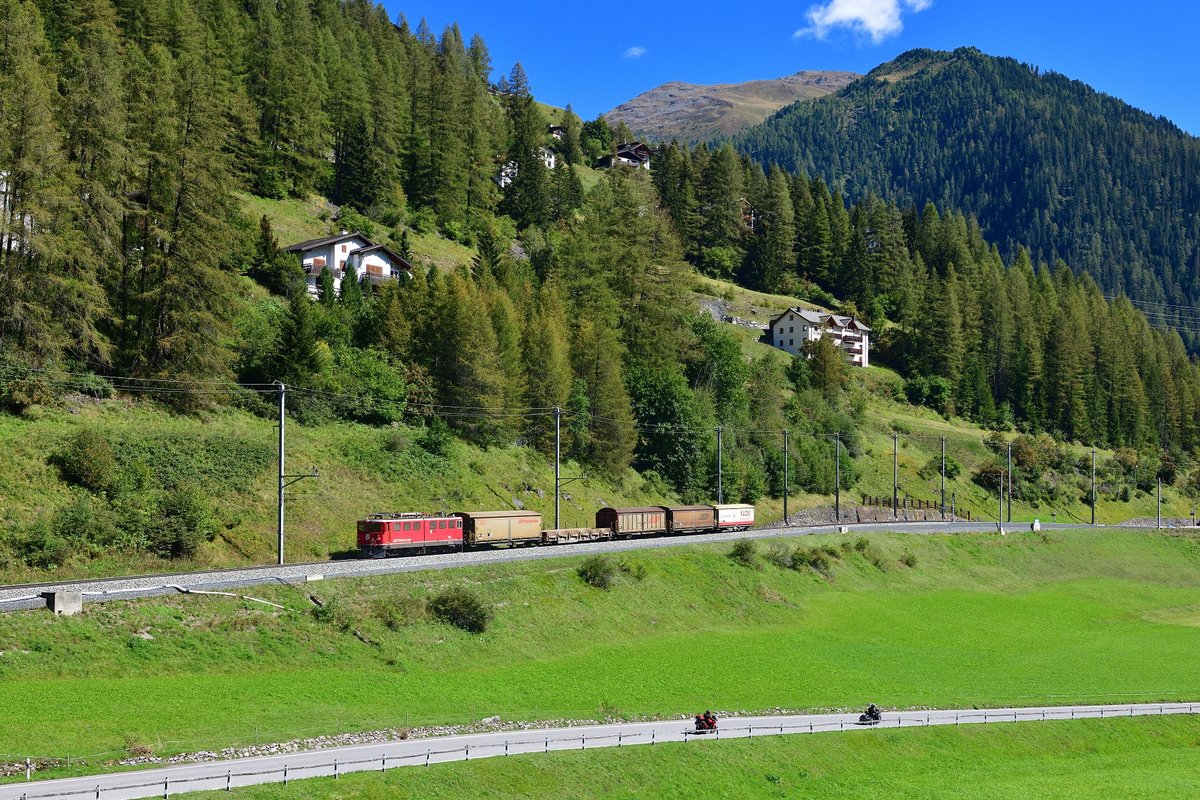Ge 6/6 II 704 mit einem Güterzug am 08.09.2020 bei Bergün.