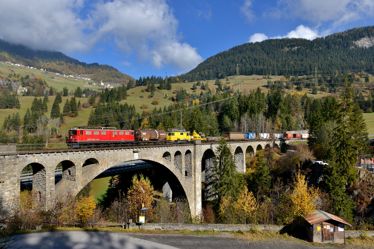 Ge 6/6 II 704 mit einem Güterzug am 27.10.2016 am Solisviadukt bei Solis. 