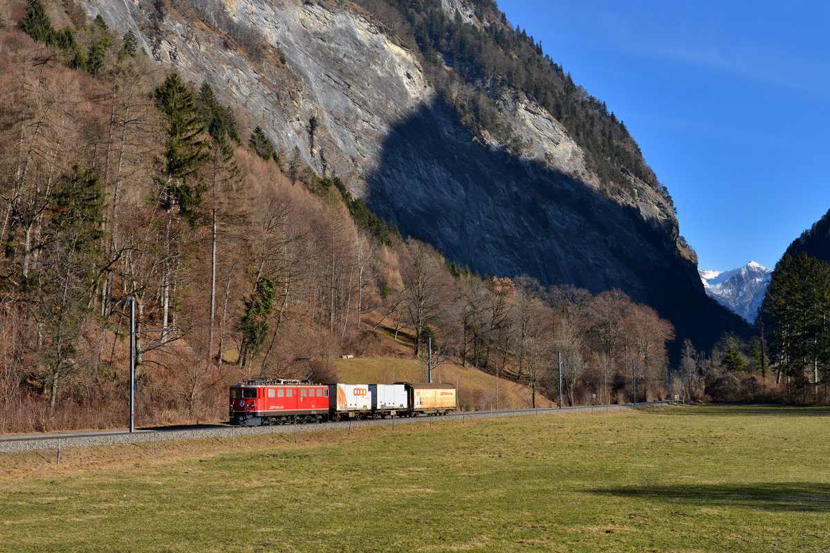 Ge 6/6 II 704 mit einem Güterzug am 28.12.2016 bei Malans. 