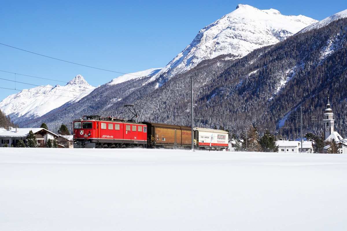 Ge 6/6 II 704 verlässt am 11.02.2016 mit einem kurzen Güterzug Bever in Richtung Albula.