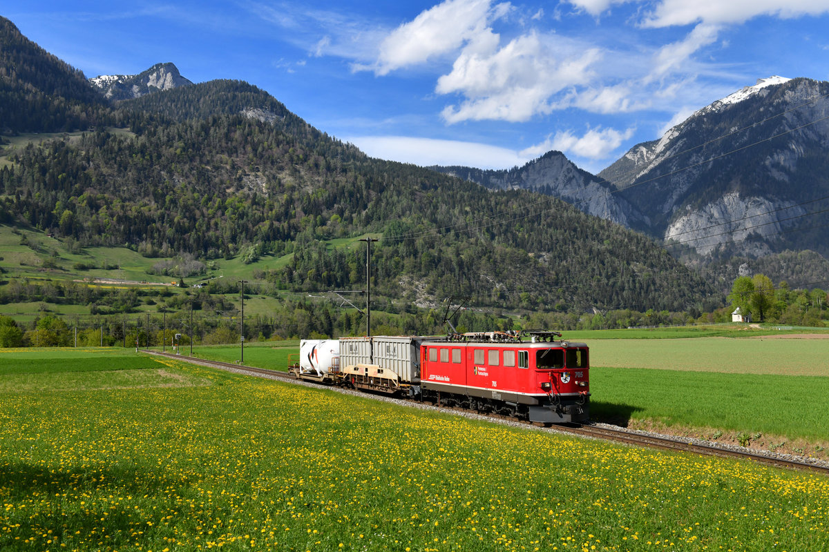Ge 6/6 II 705 mit einem Güterzug am 25.04.2018 bei Bonaduz. 