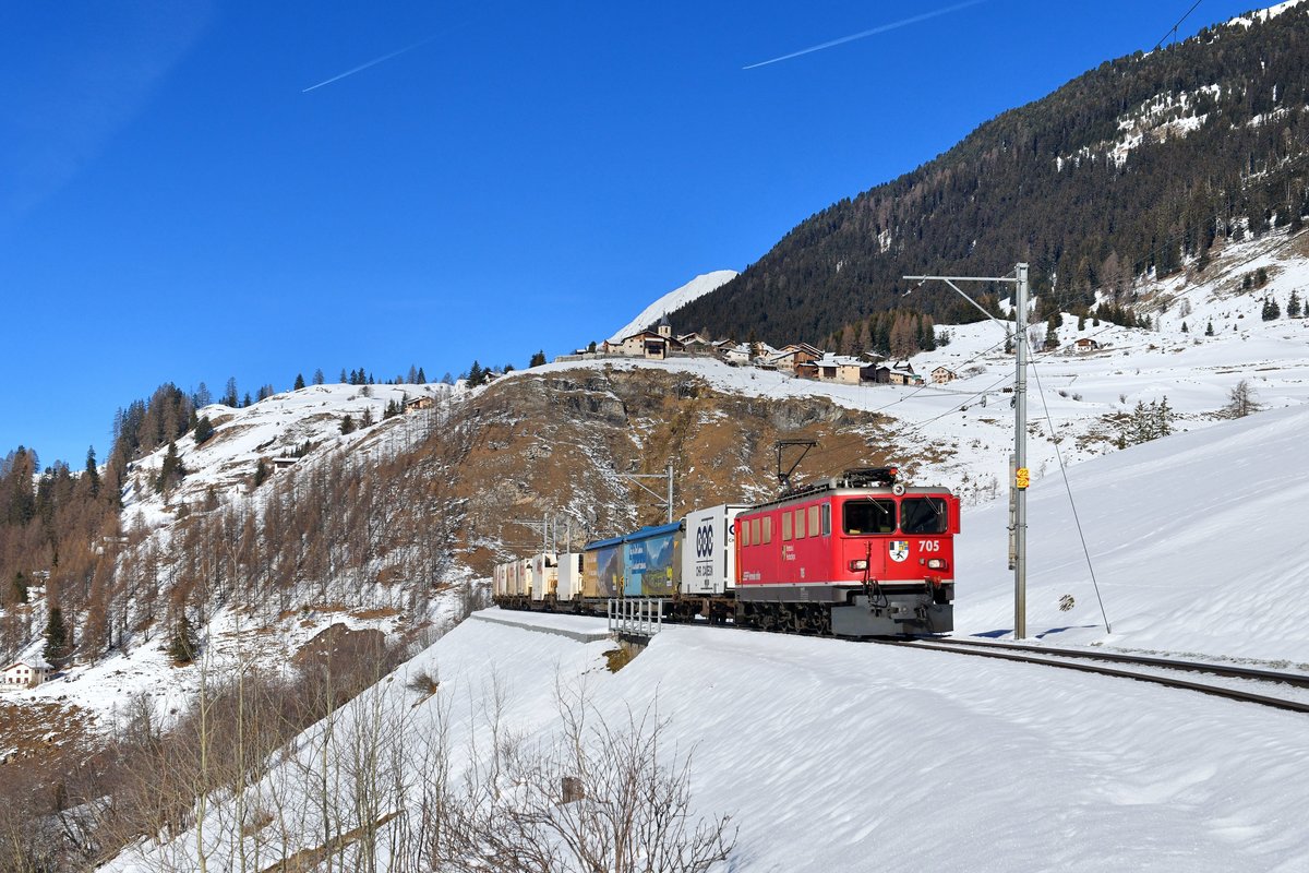 Ge 6/6 II 705 mit einem Güterzug am 27.12.2018 bei Bergün. 