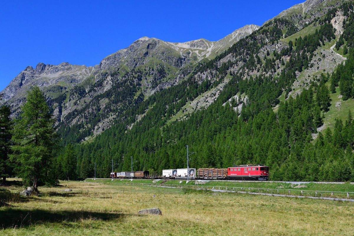 Ge 6/6 II 705 mit einem Güterzug am 03.09.2019 im Val Bever. 