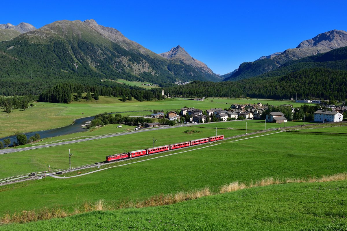 Ge 6/6 II 705 mit einem Engadin Star am 03.09.2019 bei Celerina. 