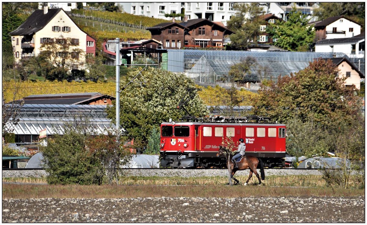 Ge 6/6 II 706  Disentis/Mustér  ist als Lokzug ins Prättigau bei Malans unterwegs. (31.10.2018)