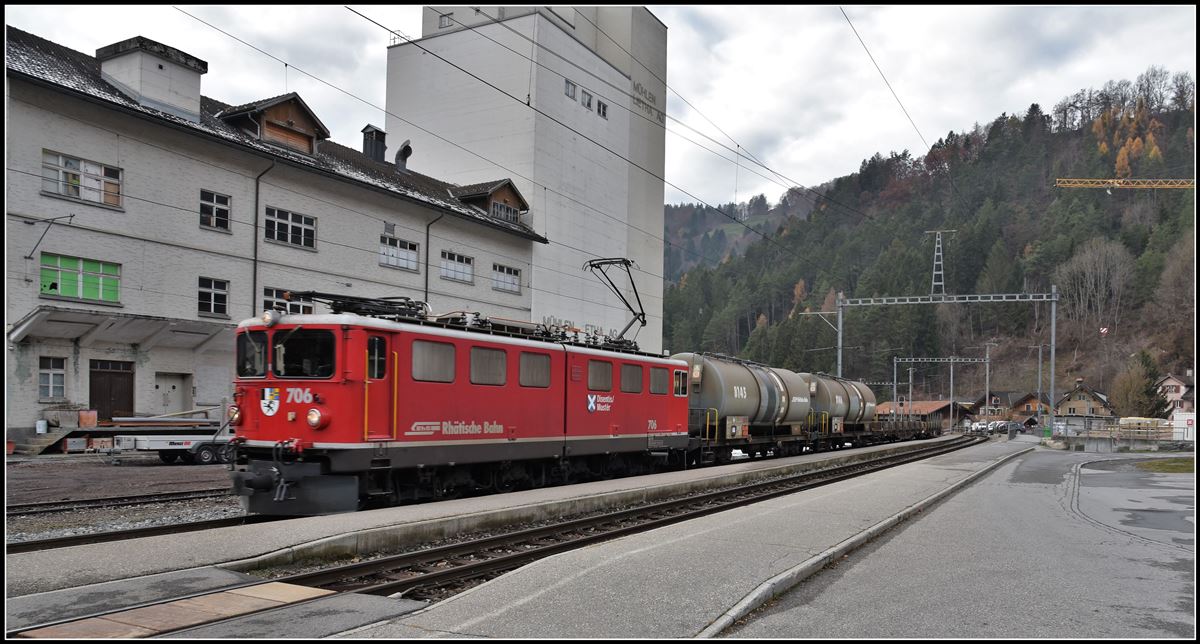 Ge 6/6 II 706  Disentis/Mustér  mit Güterzug in Grüsch. (22.11.2018)