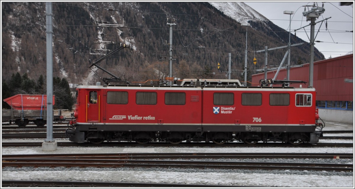 Ge 6/6 II 706  Disentis/Mustér  in Samedan. (28.11.2015)