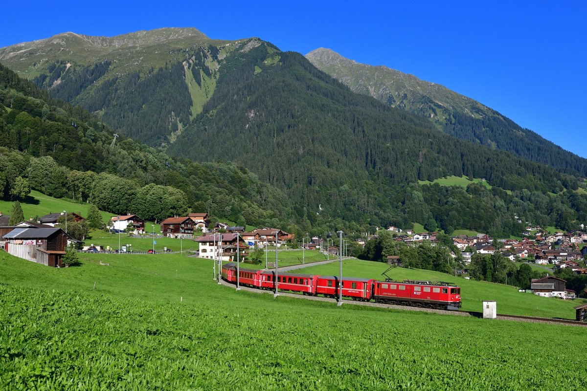 Ge 6/6 II 706 mit einem Regio am 04.09.2019 bei Klosters Dorf.