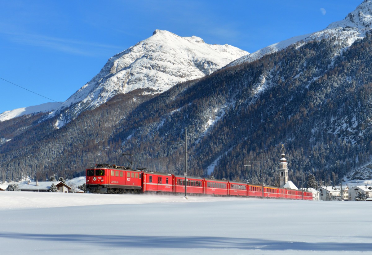 Ge 6/6 II 706 mit einem RE nach Chur am 18.01.2016 bei Bever. 