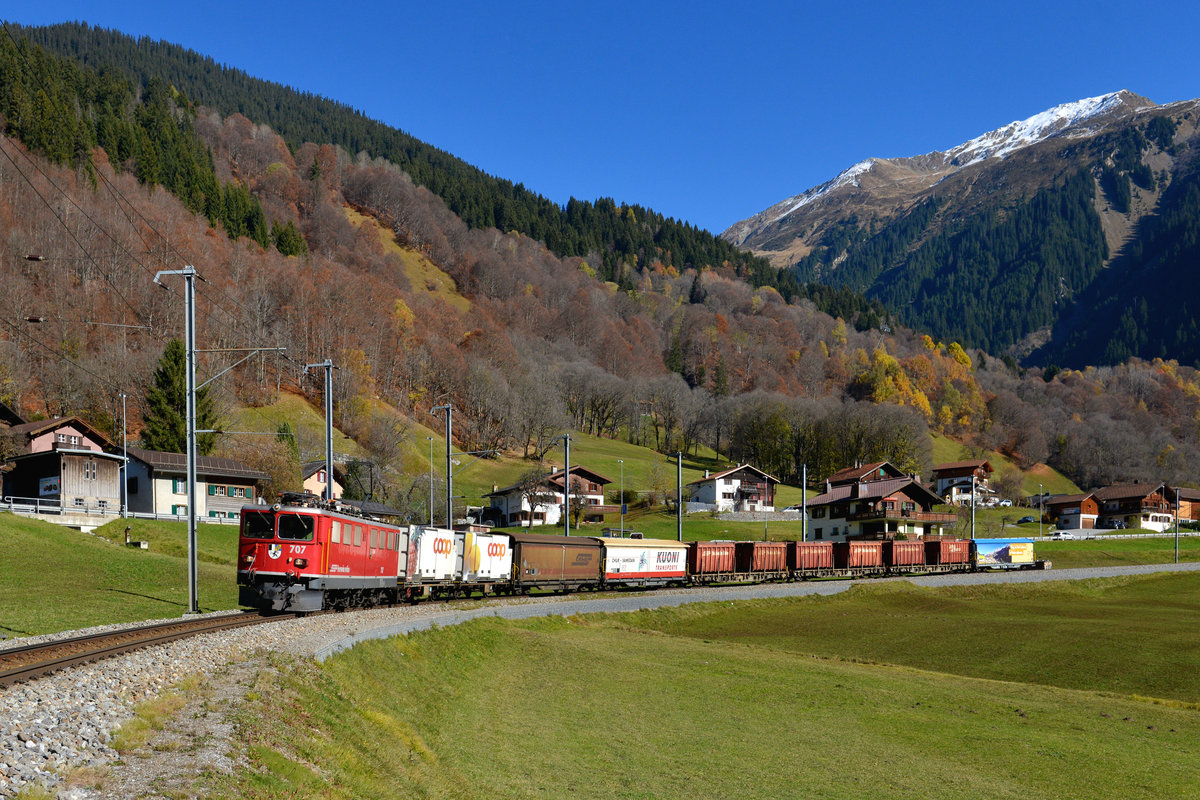 Ge 6/6 II 707 mit einem Güterzug am 03.11.2017 bei Klosters Dorf.