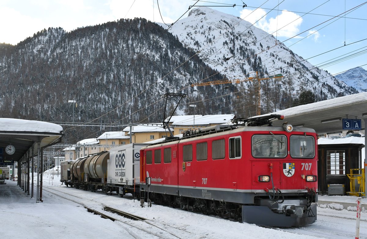 Ge 6/6 II 707  Scuol  hat einen Güterzug in Pontresina abgeholt und wartet darauf, dass es weitergeht, aufgenommen am 29.12.2020.