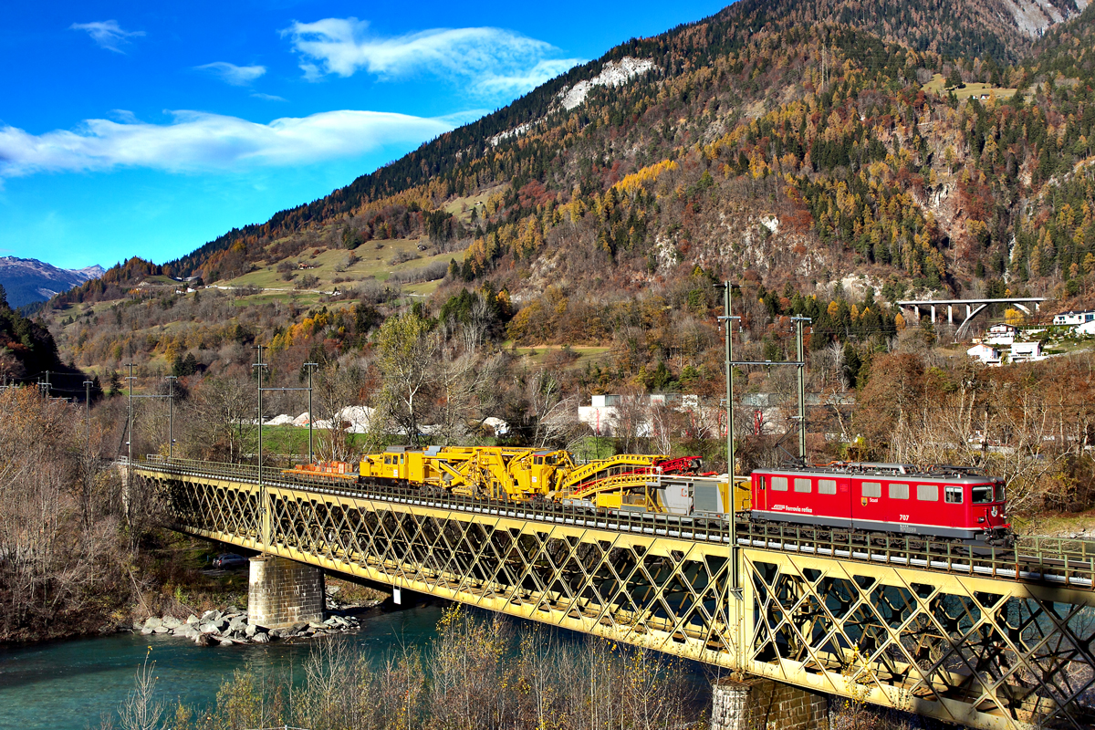 Ge 6/6 II 707  Scuol fährt mit einem Bauzug über die Reichenauer Eisenbahnbrücke.Hier wird in naher Zukunft eine zweite Eisenbahnbrücke gebaut werden.Bild vom 19.11.2015