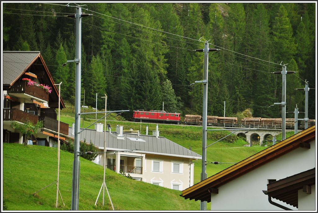 Ge 6/6 II  Davos  mit Güterzug oberhalb von Bergün. (15.09.2015)