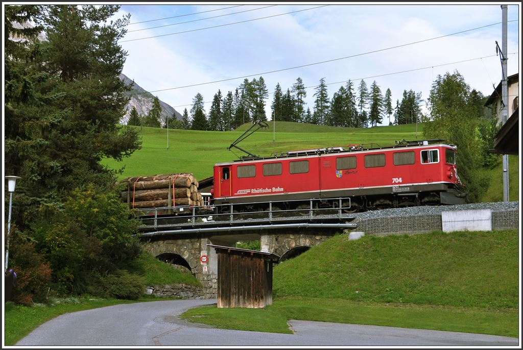 Ge 6/6 II  Davos  mit Güterzug oberhalb von Bergün. (15.09.2015)