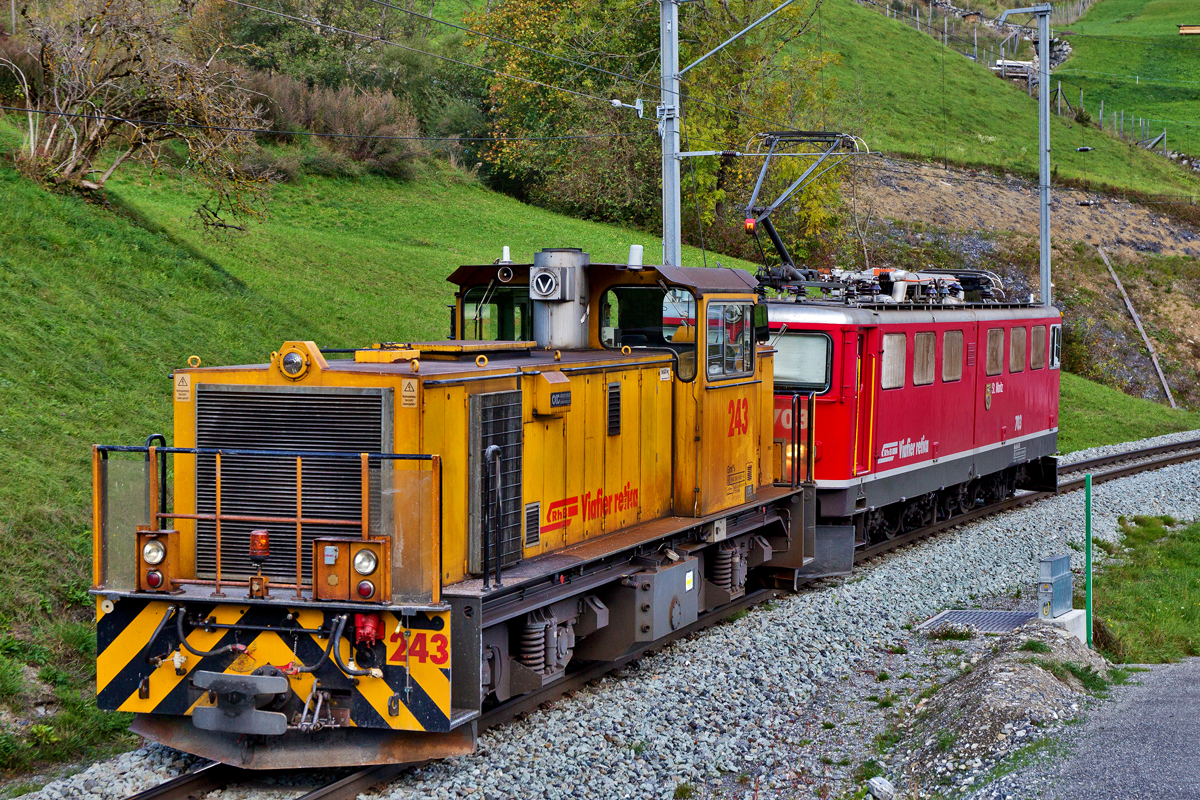 Ge 6/6 II  St.Moritz  schleppt die Gmf 4/4 703 in Saas vorüber.Bild vom 9.10.2015