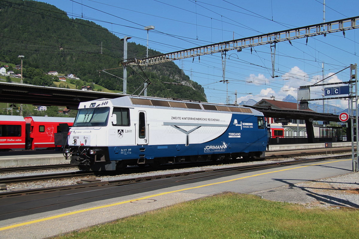 Ge4/4 III 649 mit Werbung der an der neuen Eisenbahnbrücke in Reichenau beteiligten Unternehmen.Neben der bestehenden einspurigen Stahlbrücke über den Rhein bei Reichenau,wird für das zweite Gleis eine neue Brücke gebaut.Danach kann man auf getrennten Gleisen Richtung Thusis und Ilanz fahren.Landquart 30.05.17