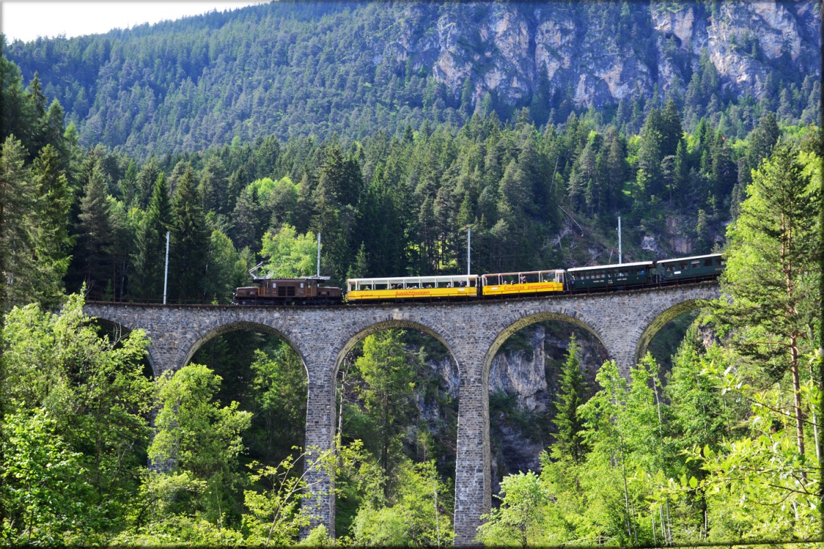 Ge6/6 415 mit Sonderzug am 30.06.2013 zwischen Filisur und Tiefencastel auf dem Schnittnertobel-Viadukt