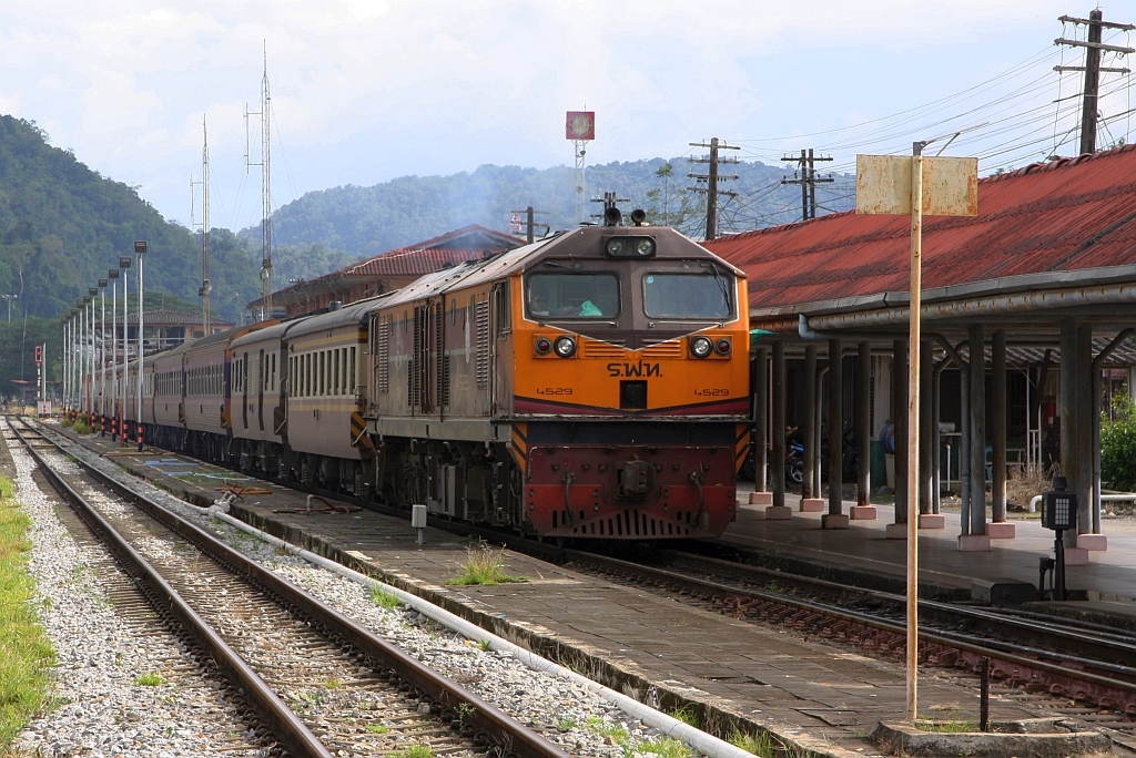 GEA 4529 (Co'Co', de, General Electric, Bj.1995) am 10.Jänner 2023 mit dem RAP 168 (Kantang - Bangkok) in Thung Song Junction.
